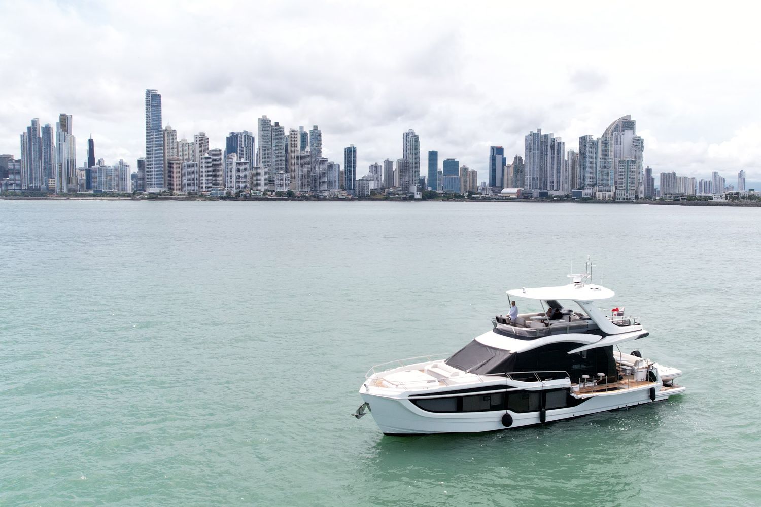 Galeon 560 Fly fondeado frente al skyline de Ciudad de Panamá